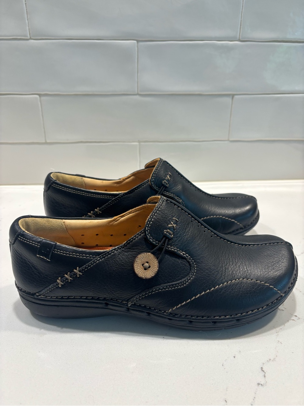 New Clarks Unstructured Leather Slip-on Shoes. Size 6.5 Wide